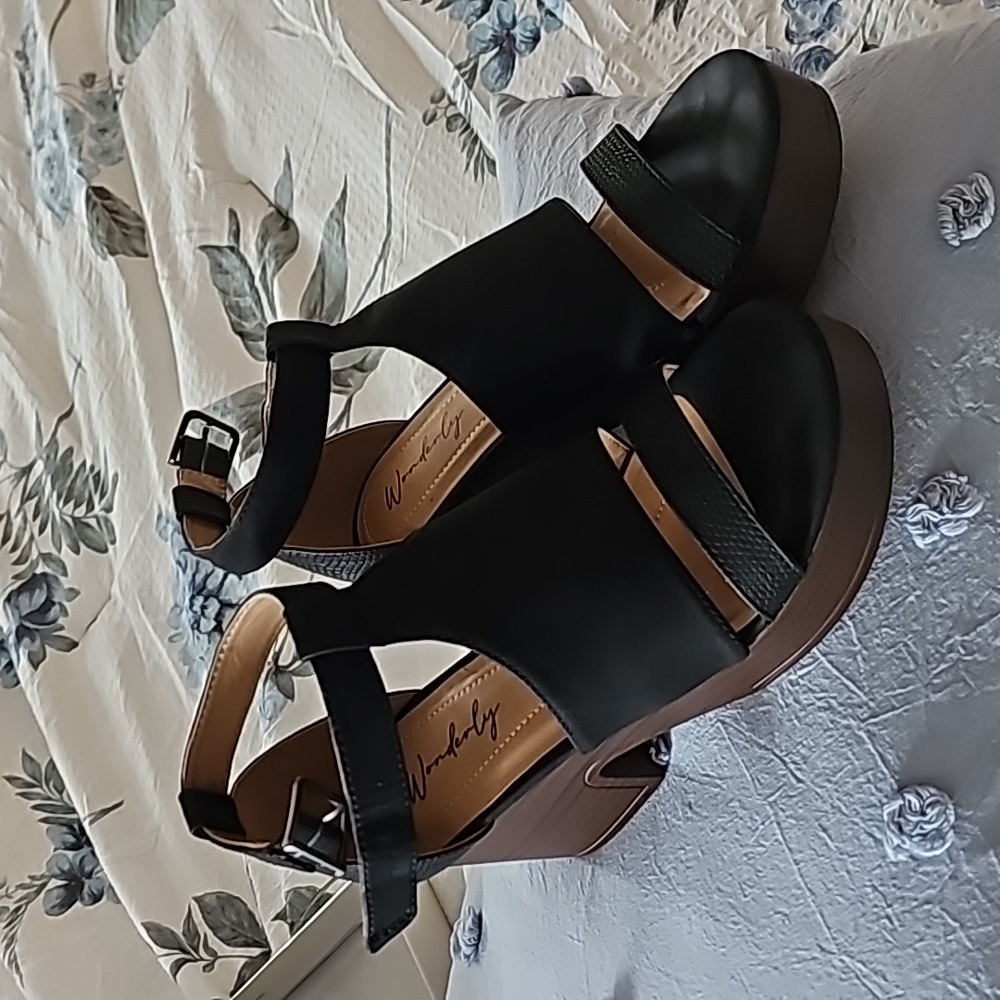 Dressy shoes with a medium hill